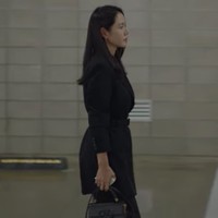 Koleksi tas Valentino lainnya yang dikenakan Son Ye Jin bernilai Rp 41,4 jutaan. Small VSling Grainy Calfskin Handbag dikenakannya saat memakai busana serba hitam dalam episode pertama. Foto: dok. Netflix