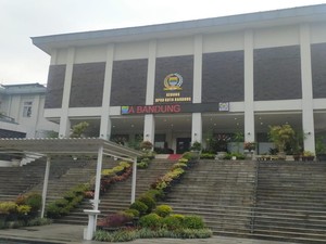 Jabar Sepekan: Ponsel Mewah DPRD Bandung-Tuntutan 10 Tahun Bui M Kace