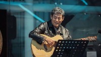 Ada juga Tees, mantan dokter yang sudah 20 tahun jadi hantu, dan kerap membantu Young Min dan Go Seung Tak. Foto: (Dok. Viu)