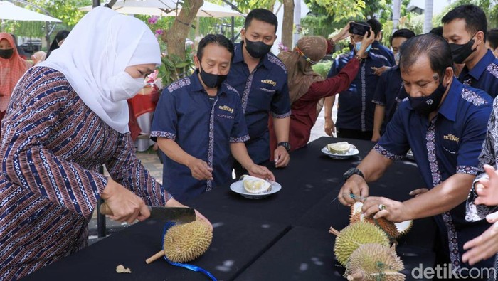 Gubernur Jatim Khofifah Indar Parawansa gemar menyantap buah durian. Khofifah juga sering menyuguhkan durian kepada tamu di Grahadi, bahkan ke pekerja di Kantor Gubernur Jatim.