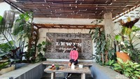 Pengunjung berfoto di salah satu gasebo Lewis Organics. Terdapat beberapa tema etnis seperti patung dan desain eklektik. Spot instagramable ada di mana-mana.