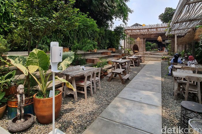 Hidden Gem di Bintaro, Ada Sajian Sehat Bertemu dengan Hijaunya Tanaman Konsep hijau dan makanan sehat menjadi tagline utama Lewi's Organic. Sangat cocok untuk pecinta tanaman maupun pencari makanan organic. Terlebih tempatnya instagramable, siapa saja bikin pengen melipir.
