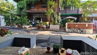 Area pintu masuk Lewis Organics. Terdapat beberapa bangunan yang disatukan dalam konsep taman hijau, sangat segar buat menemani makanan sehat organik.