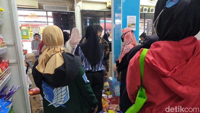 Ibu-ibu berburu minyak di minimarket di Sukabumi.