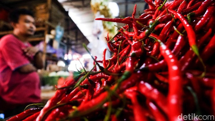 Ibu-ibu, Harga Cabai di Pasar Tradisional Lagi Naik Nih Harga cabai kriting dan rawit merah naik jadi Rp 50 ribu-Rp 70 ribu per kilogram di Pasar Jombang, Tangsel. Naiknya harga karena berkurangnya suplai dari daerah