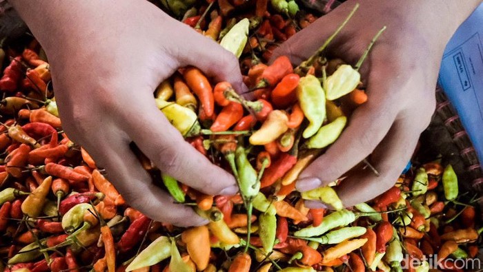 Ibu-ibu, Harga Cabai di Pasar Tradisional Lagi Naik Nih Harga cabai kriting dan rawit merah naik jadi Rp 50 ribu-Rp 70 ribu per kilogram di Pasar Jombang, Tangsel. Naiknya harga karena berkurangnya suplai dari daerah