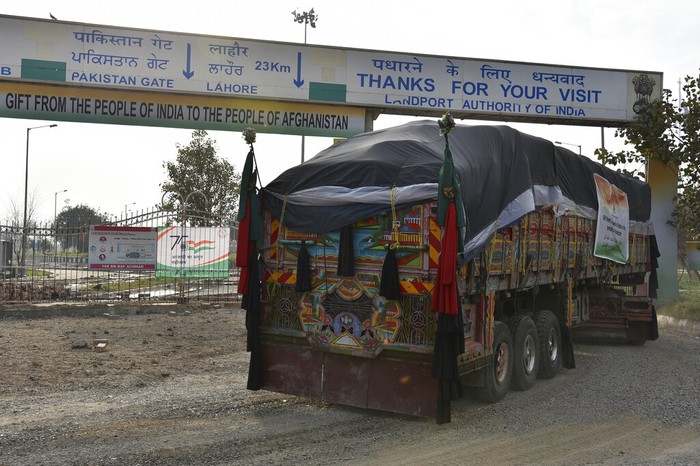 Truk pengangkut gandum melintasi perbatasan India-Pakistan menuju Afghanistan. Sedikitnya, India memberi bantuan 50.000 ton gandum kepada warga miskin di Afghanistan.