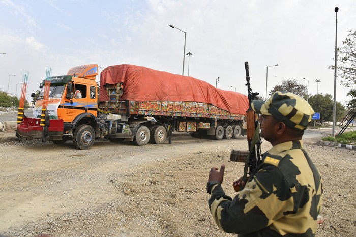 Truk pengangkut gandum melintasi perbatasan India-Pakistan menuju Afghanistan. Sedikitnya, India memberi bantuan 50.000 ton gandum kepada warga miskin di Afghanistan.