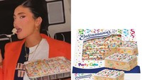 Foto ini jadi bukti kalau Kylie Jenner suka makanan manis. Ia ngemil Iced Party Cake yang menggugah selera.
