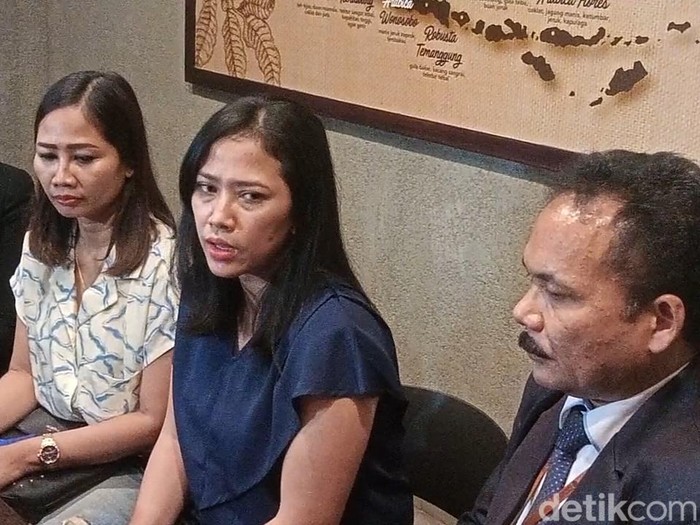 Istri Rony Dozer