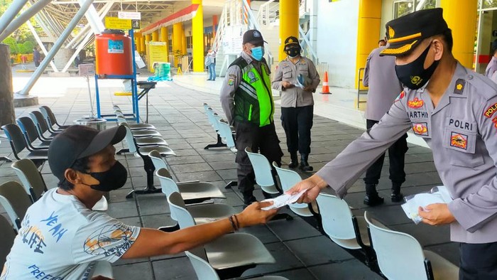 Polda Metro membgikan masker ke penumpang di Pelabuhan Tanjung Priok (Dok. Polda Metro Jaya)