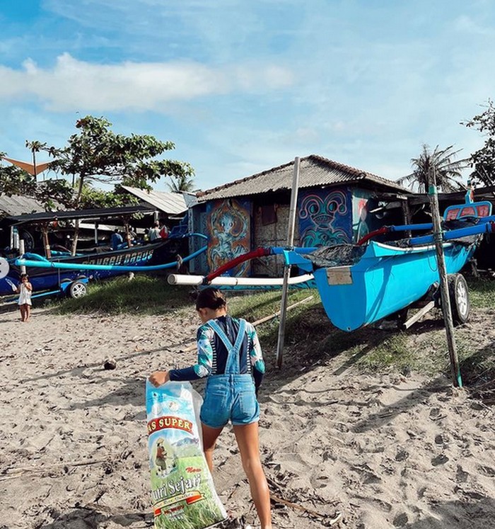 Jennifer Bachdim dan keluarga membersihkan pantai