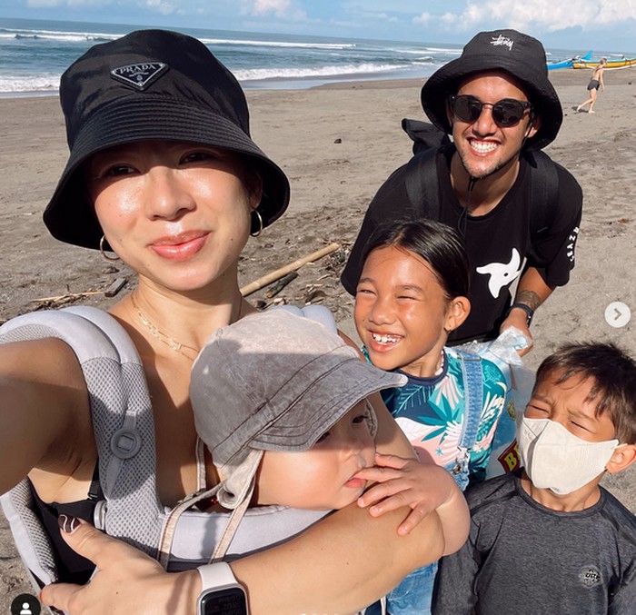 Jennifer Bachdim dan keluarga membersihkan pantai Jennifer Bachdim dan keluarga membersihkan pantai