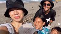 Jennifer Bachdim membagikan foto saat dia dan keluarganya membersihkan pantai. Dalam tag lokasinya, dia menyebutkannya di Canggu, Bali.