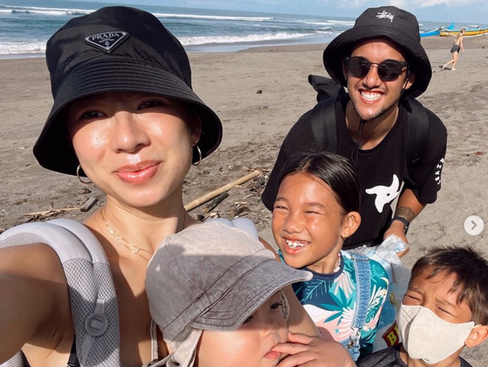 Jennifer Bachdim dan keluarga membersihkan pantai