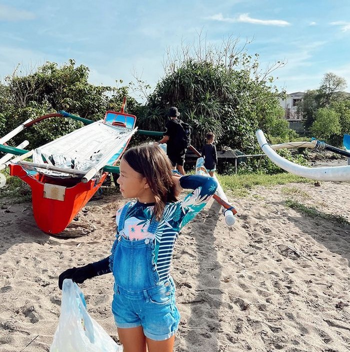 Jennifer Bachdim dan keluarga membersihkan pantai Jennifer Bachdim dan keluarga membersihkan pantai