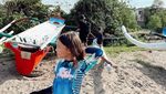 Family Goals! Jennifer Bachdim dan Keluarga Bersihkan Sampah di Pantai Bali