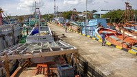 Calon peserta lelang mengecek kondisi kapal di Pelabuhan Pangkalan Pengawasan Sumber Daya Kelautan dan Perikanan (PSDKP), Batam, Kepulauan Riau, Rabu (23/2/2022).