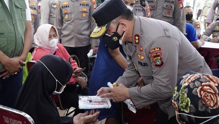 Kapolda Metro Jaya Irjen Fadil Imran mengunjungi vaksinasi lansia di Alun-alun Kota Bekasi