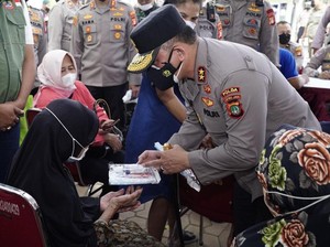 Kapolda Metro Kunjungi Vaksinasi 600 Lansia di Alun-alun Kota Bekasi