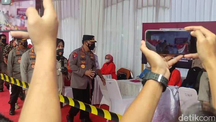 Kapolri Jenderal Listyo Sigit Prabowo tinjau langsung pelaksanaan vaksinasi COVID-19 di Kabupaten Cianjur.