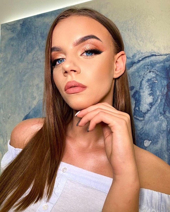 Setelah ketegangan dengan Rusia meningkat, Ukraina memang memperluas kategori warganya yang wajib militer. Kini Ukraina mengikutsertakan semua wanita usia 18 hingga 60 tahun untuk layak berdinas karena situasi negara sedang genting. Karena itu, Katya juga ikut wajib militer.Foto: Instagram @katya_matviykiv