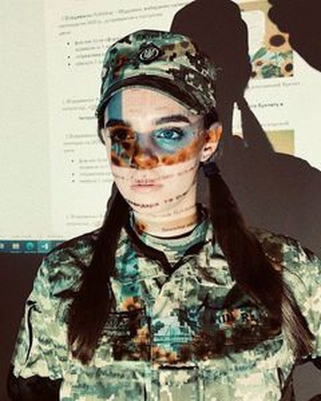 Sejumlah postingan video wanita Ukraina mengenakan seragam militer belakangan viral di TikTok. Kebanyakan video menampilkan mereka tengah bersenang-senang, seperti berpose cantik, menari atau lipsync lagu. Tapi beberapa juga memperlihatkan bagaimana keahlian masing-masing memegang dan merakit senjata.Foto: Instagram @katya_matviykiv