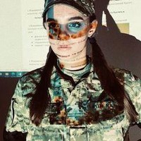 Sejumlah postingan video wanita Ukraina mengenakan seragam militer belakangan viral di TikTok. Kebanyakan video menampilkan mereka tengah bersenang-senang, seperti berpose cantik, menari atau lipsync lagu. Tapi beberapa juga memperlihatkan bagaimana keahlian masing-masing memegang dan merakit senjata.Foto: Instagram @katya_matviykiv
