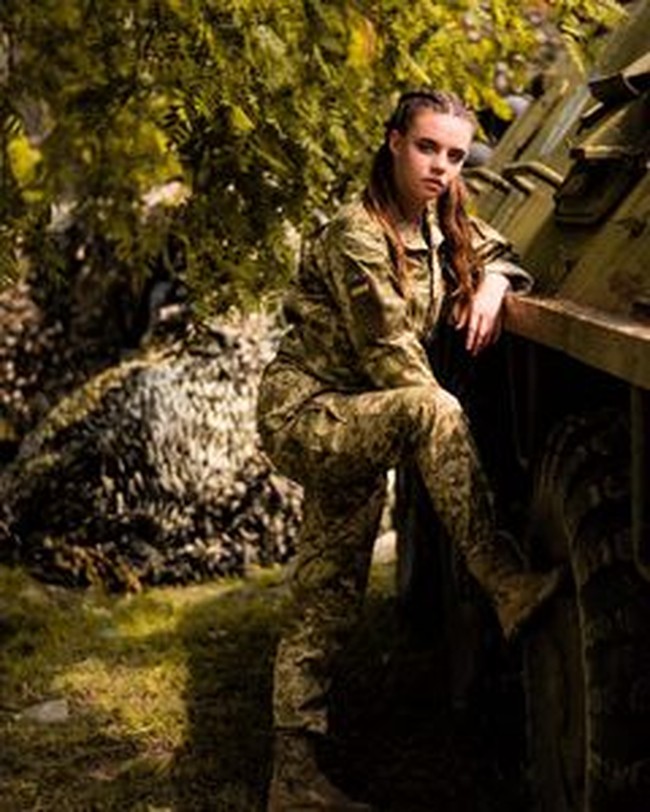 Sejumlah video yang viral menunjukkan bagaimana keseharian mereka di barak militer. Dalam sebuah postingan, beberapa memperlihatkan berpose kelelahan di hutan seolah ingin menunjukkan mereka sudah mempersiapkan diri untuk membela negara.Foto: Instagram @katya_matviykiv