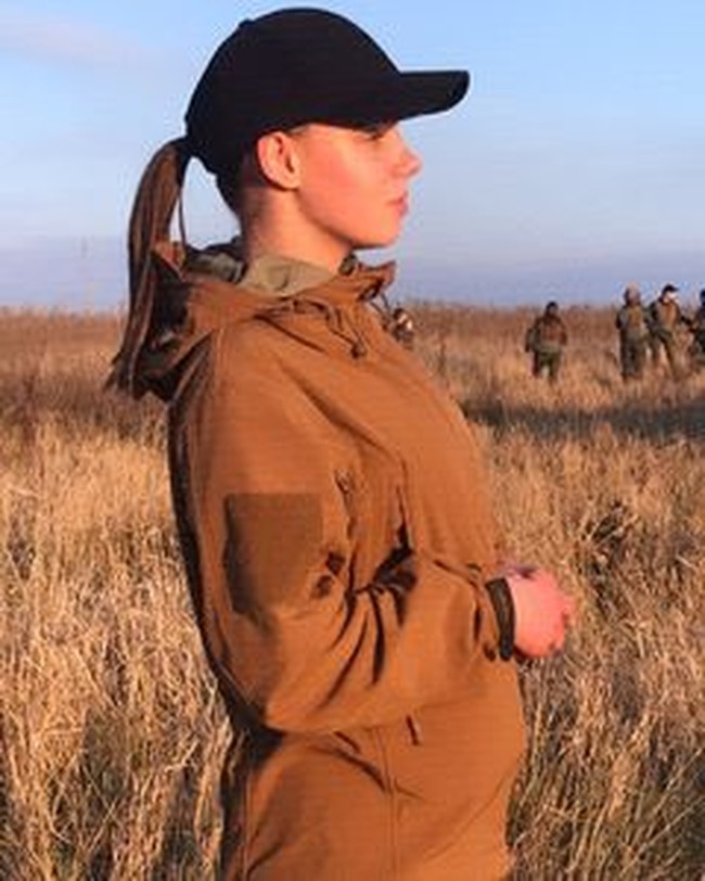 Namun tak sedikit pula yang menunjukkan tampilan cantik mereka dengan makeup dan rambut tertata. Hal tersebut tentu mencuri perhatian para netizen. Dikatakan jika video dan foto yang viral dijadikan Ukraina sebagai kekuatan lembut untuk memenangkan peperangan.Foto: Instagram @katya_matviykiv