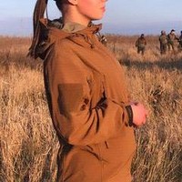 Namun tak sedikit pula yang menunjukkan tampilan cantik mereka dengan makeup dan rambut tertata. Hal tersebut tentu mencuri perhatian para netizen. Dikatakan jika video dan foto yang viral dijadikan Ukraina sebagai kekuatan lembut untuk memenangkan peperangan.Foto: Instagram @katya_matviykiv