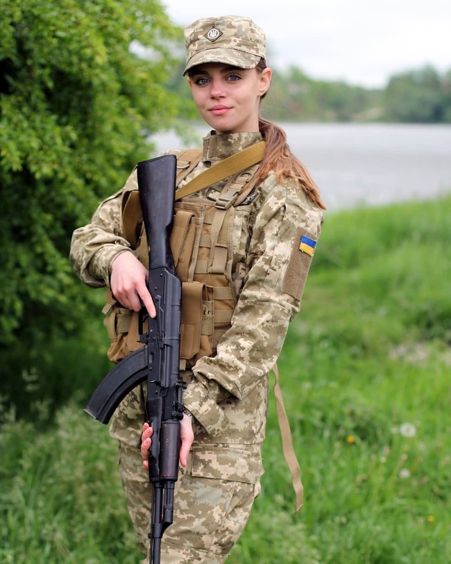 Meski Ukraina sedang berkonflik, para tentara tampaknya ingin menunjukkan sisi lain dari negara mereka. Dalam salah satu video yang viral sejumlah wanita berbaris dan bernyanyi dengan bendera dan lencana militer di luar barak militer.Foto: Instagram @katya_matviykiv