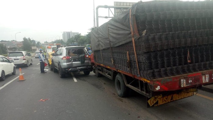 Kecelakaan beruntun melibatkan 5 mobil dan 1 truk di Tol JORR TB Simatupang, Jakarta Selatan