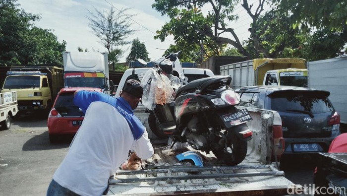 Petugas membawa motor yang kecelakaan di Klaten ke Satlantas Polres Klaten, Rabu (23/2/2022).
