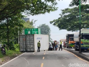 Detik-detik Kontainer Truk Lepas dan Terguling Timpa Pemotor di Pasuruan