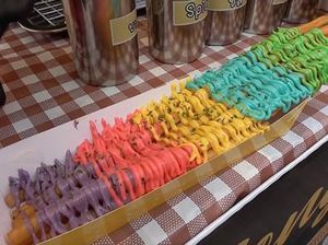 Unik! Kentang Goreng Panjang 30 Cm Ini Disajikan dengan Saus Pelangi