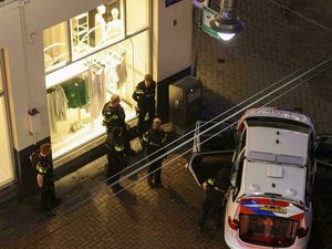 Pria Bersenjata Sandera Sejumlah Orang di Apple Store Amsterdam