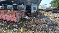 Kepala Kebersihan Pasar Sehat Cileunyi, Kurnia mengatakan, awalnya TPS Pasar Sehat Cileunyi dikhususkan untuk para pedagang pasar, namun saat ini menjadi pembuangan umum.