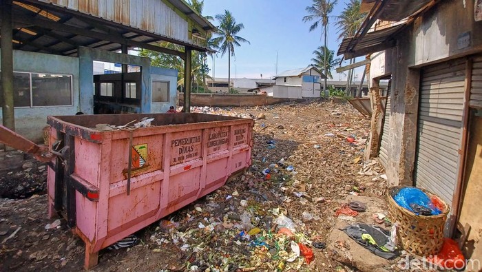 Kondisi Terkini TPS Pasar Sehat Cileunyi Usai Opsih 20 Hari Operasi bersih dilakukan selama 20 hari di TPS Pasar Sehat Cileunyi, Bandung yang sebelumnya penuh dengan sampah. Begini kondisi terkininya.