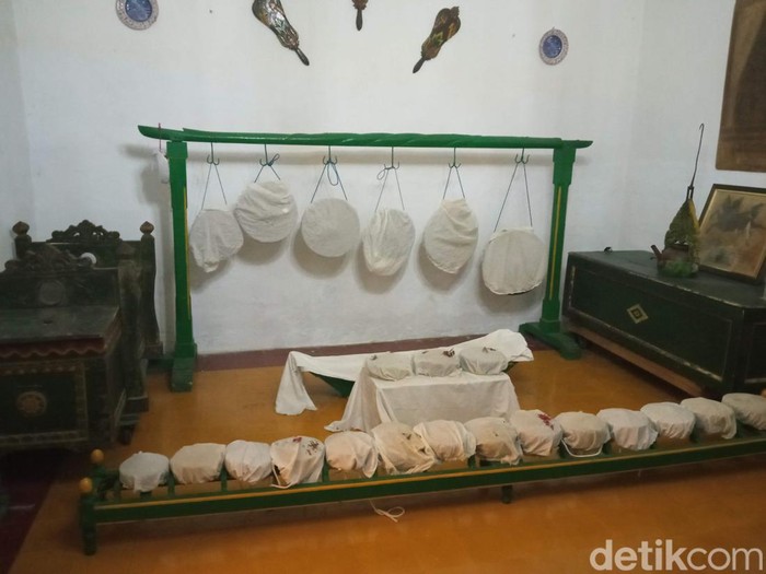 Kotak anggon tempat menyimpan wayang Gagrak Cirebon Mega Mendung (kanan). Kotak jimat tempat menyimpan wayang Gagrak Cirebon Kidang Kencana (kiri).