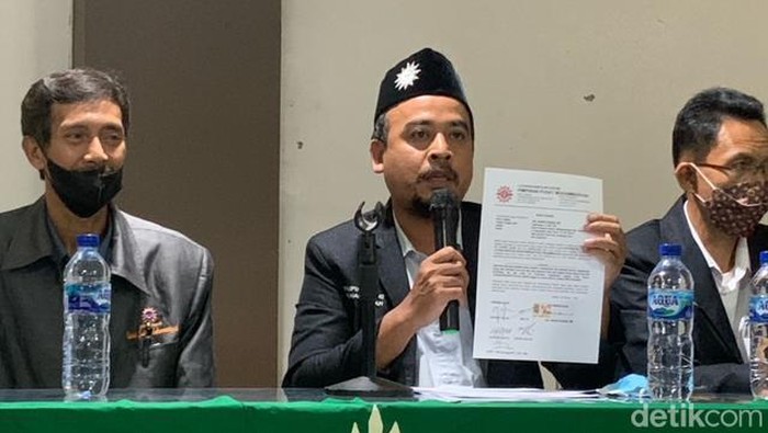 Kuasa Hukum Ketua PDM Karawang Gufroni SH tengah memegang surat kuasa untuk mendampingi Ketua PDM.