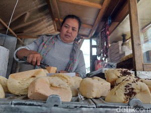 Mencicip Kue Balok Paling Kesohor di Lembang, Jajanan Favorit Goweser!