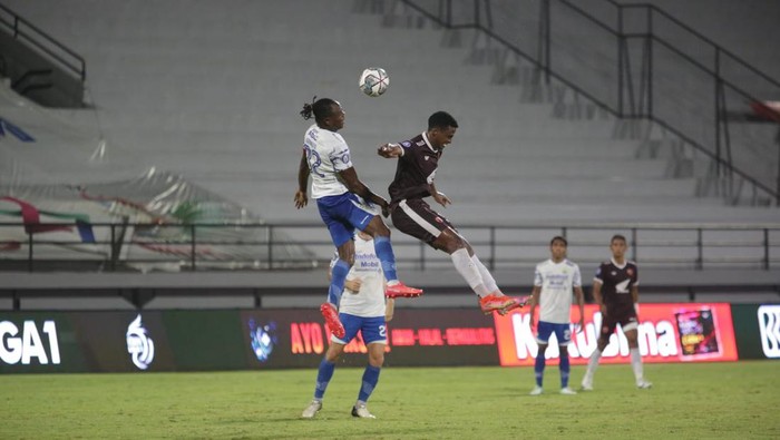 Laga PSM Makassar vs Persib Bandung di Liga 1 2021/2022.