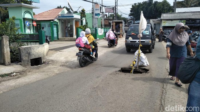 Lubang di tengah Jalan Haji Gofur, Bandung Barat.