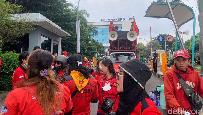 Massa buruh membubarkan diri (Mulia Budi/detikcom)