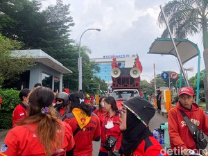 Demo di Kemenaker Selesai, Massa Buruh Mulai Bubarkan Diri