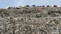 Alat berat bekerja di Tempat Pengolahan Sampah Terpadu (TPST) Bantargebang, Bekasi, Rabu (24/2/2022). Pemerintah Provinsi (Pemprov) DKI Jakarta bakal membangun fasilitas pengolahan sampah baru dengan metode Refuse Derived Fuel (RDF) Plant.
