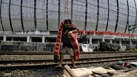 Di balik kemegahan stadion kebanggaan Jakarta, terselip pemandangan yang tampak begitu kontras, yakni kehidupan warga di kawasan permukiman kumuh.