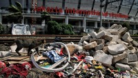 Menurut keterangan warga, permukiman tersebut akan segera digusur oleh petugas dalam waktu dekat. Petugas telah memberikan imbauan kepada warga untuk membongkar rumahnya atau dibongkar oleh petugas.