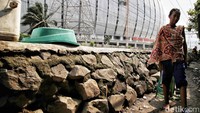 Warga Kampung Bayam, Kelurahan Papanggo, Tanjung Priok, Jakarta Utara, yang tergusur proyek pembangunan Jakarta International Stadium (JIS) berharap mendapat kepastian menghuni kampung susun sebelum Gubernur DKI Anies Baswedan lengser pada Oktober 2022.